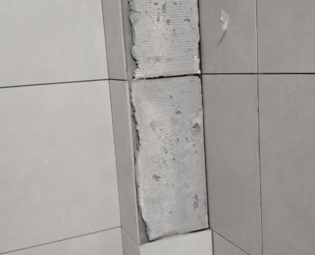 南宁瓷砖空鼓维修公司分享下瓷砖施工前基层浇水润湿程度不足，可能导致以下问题